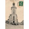 CPA Meximieux Ain, Hôtel de Ville avec horloge, rues, personnages et cheval au début du XXe siècle