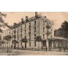 CPA Bourg-en-Bresse Ain Hôtel Terminus, façade du Grand Hôtel avec voyageurs et terrasse