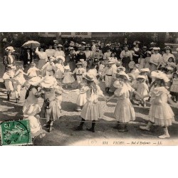 CPA Vichy Allier, bal d’enfants avec fillettes en robes et chapeaux entourées de nombreux spectateurs