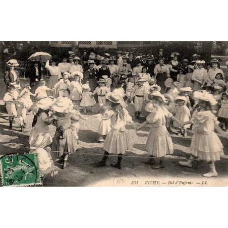 CPA Vichy Allier, bal d’enfants avec fillettes en robes et chapeaux entourées de nombreux spectateurs