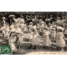CPA Vichy Allier, bal d’enfants avec fillettes en robes et chapeaux entourées de nombreux spectateurs