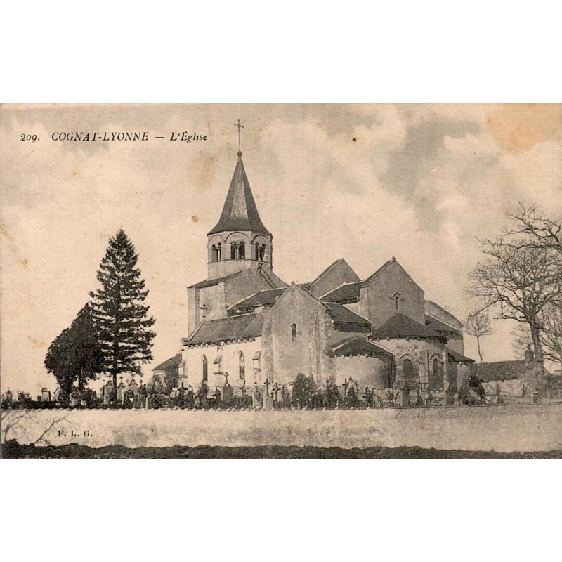 CPA Cognat-Lyonne Allier, église et ancien cimetière avec clocher et monuments funéraires