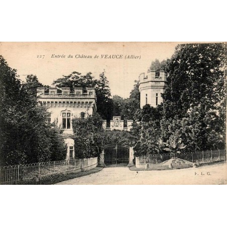 CPA Veauce Allier, entrée du château avec grille, tour crénelée et bâtiments entourés d’arbres