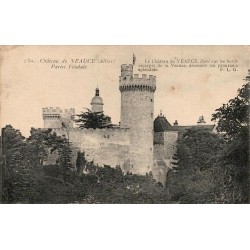 CPA Veauce Allier, partie féodale du château avec tours crénelées, mâchicoulis et murailles