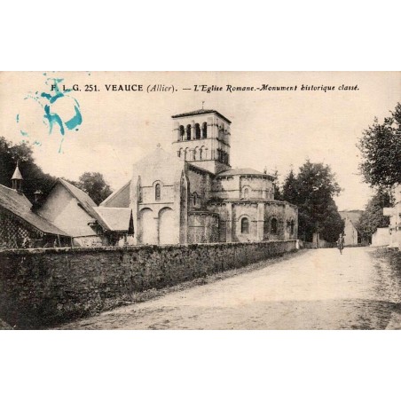 CPA Veauce Allier, église romane classée avec clocher carré, chevet et route du village