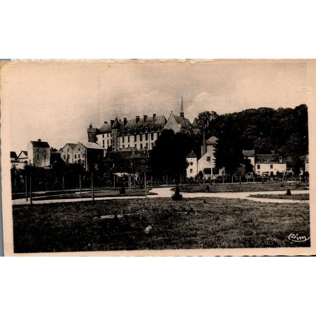 CPSM Lapalisse Allier, jardin public et château vus depuis les espaces paysagers