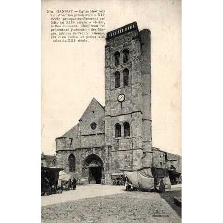 CPA Gannat Allier, église Sainte-Croix et étals devant le clocher au début du XXe siècle