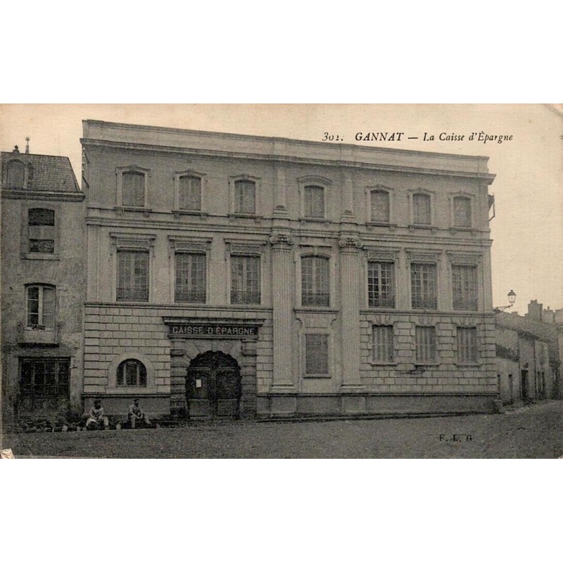 CPA Gannat Allier, ancienne Caisse d’Épargne et personnages devant le bâtiment