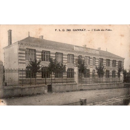 CPA Gannat Allier, ancienne École des Filles et façade de l’école primaire vers 1912