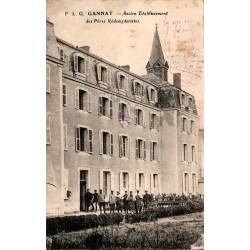 CPA Gannat Allier, ancien établissement des Pères Rédemptoristes avec groupe d'hommes