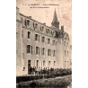 CPA Gannat Allier, ancien établissement des Pères Rédemptoristes avec groupe d'hommes
