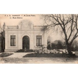 CPA Gannat Allier, Musée Delarue dans le Jardin Public au début du XXe siècle