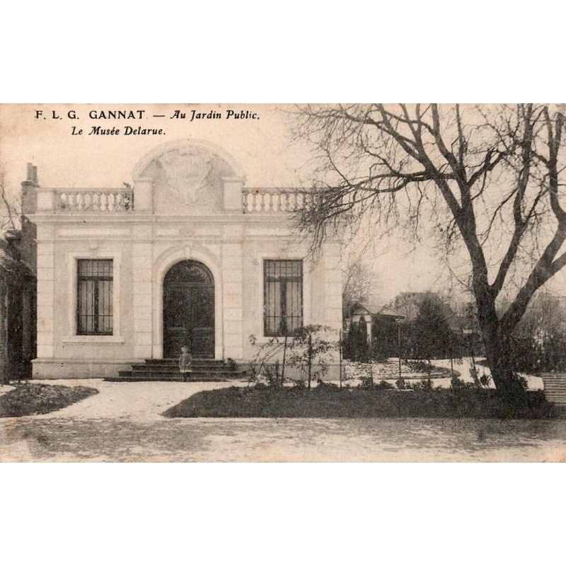 CPA Gannat Allier, Musée Delarue dans le Jardin Public au début du XXe siècle