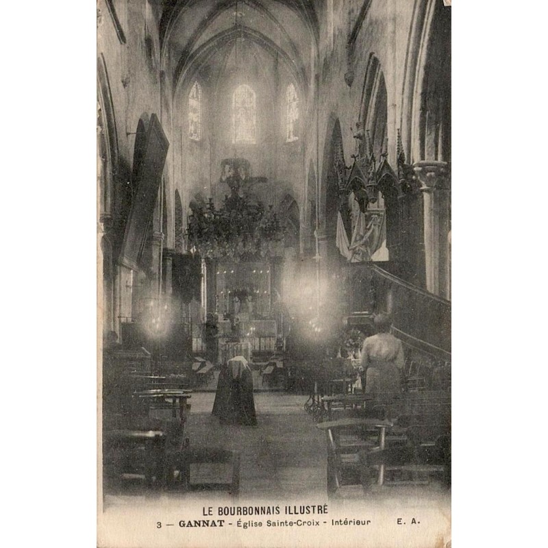 CPA Gannat Allier, intérieur de l’église Sainte-Croix avec nef, chaire et chœur