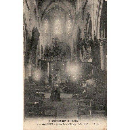CPA Gannat Allier, intérieur de l’église Sainte-Croix avec nef, chaire et chœur