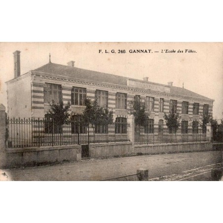 CPA Gannat Allier ancienne École des Filles, bâtiment scolaire et grille