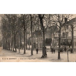 CPA Gannat Allier, Cours de la République avec habitants, maisons et promenade arborée