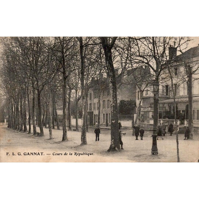CPA Gannat Allier, Cours de la République avec habitants, maisons et promenade arborée