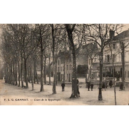 CPA Gannat Allier, Cours de la République avec habitants, maisons et promenade arborée