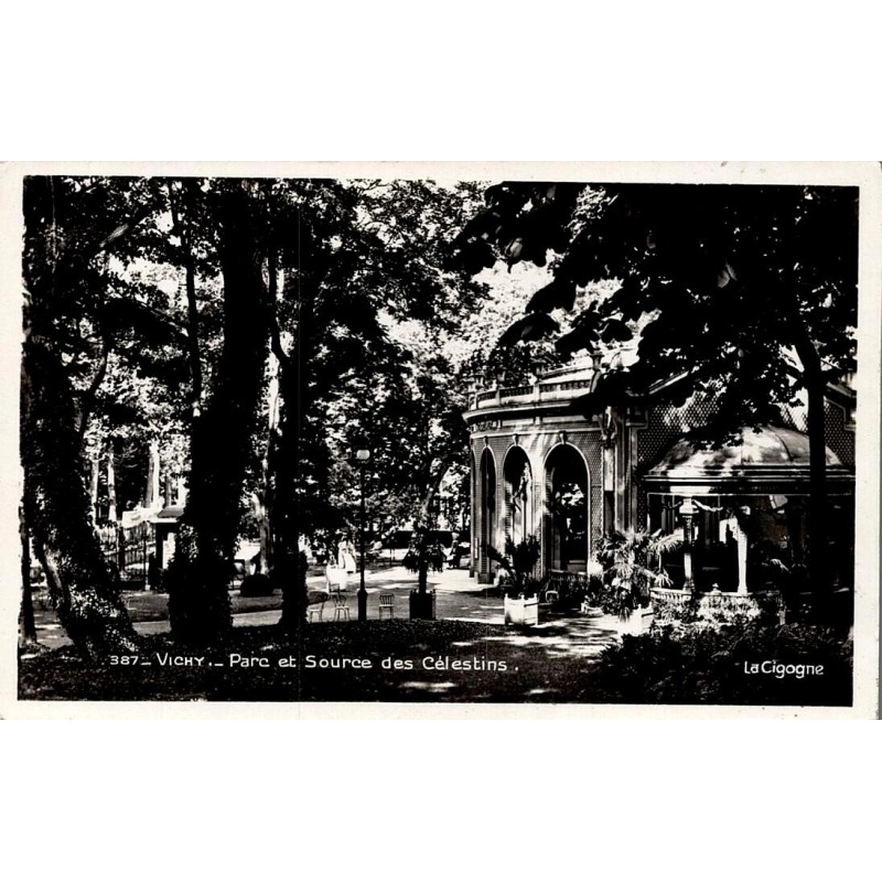 CPSM Vichy Allier, parc et pavillon de la Source des Célestins, vue ancienne