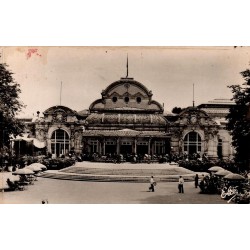 CPSM Vichy Allier, Terrasse du Casino animée avec curistes et architecture thermale en 1951