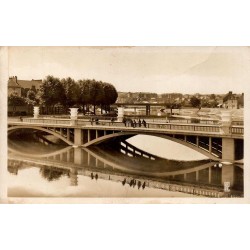 CPA Montluçon Allier Pont-Neuf sur le Cher avec arches et reflet dans la rivière