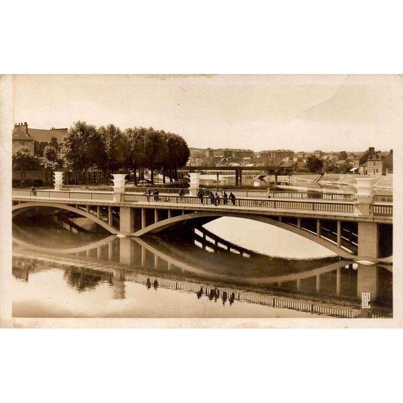 CPA Montluçon Allier Pont-Neuf sur le Cher avec arches et reflet dans la rivière