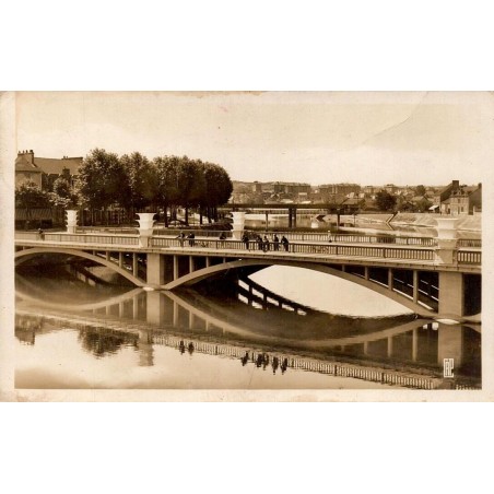 CPA Montluçon Allier Pont-Neuf sur le Cher avec arches et reflet dans la rivière