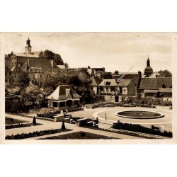CPA Montluçon Allier Parc Carnot avec bassin jardins et château dominant la vieille ville