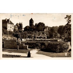 CPSM Montluçon Jardin Carnot et église Notre-Dame dans l’Allier