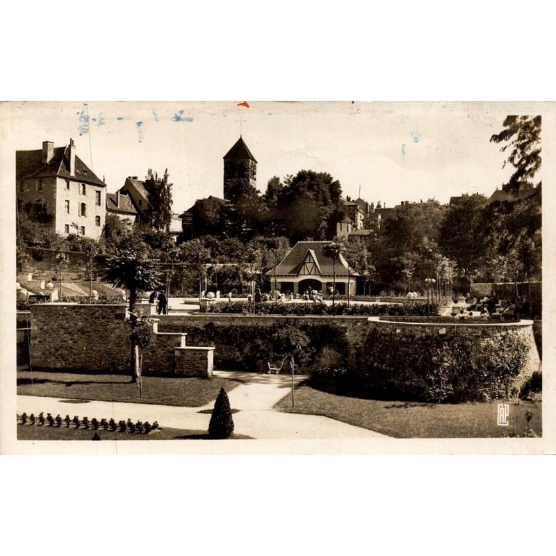 CPSM Montluçon Jardin Carnot et église Notre-Dame dans l’Allier