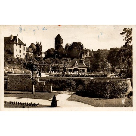CPSM Montluçon Jardin Carnot et église Notre-Dame dans l’Allier
