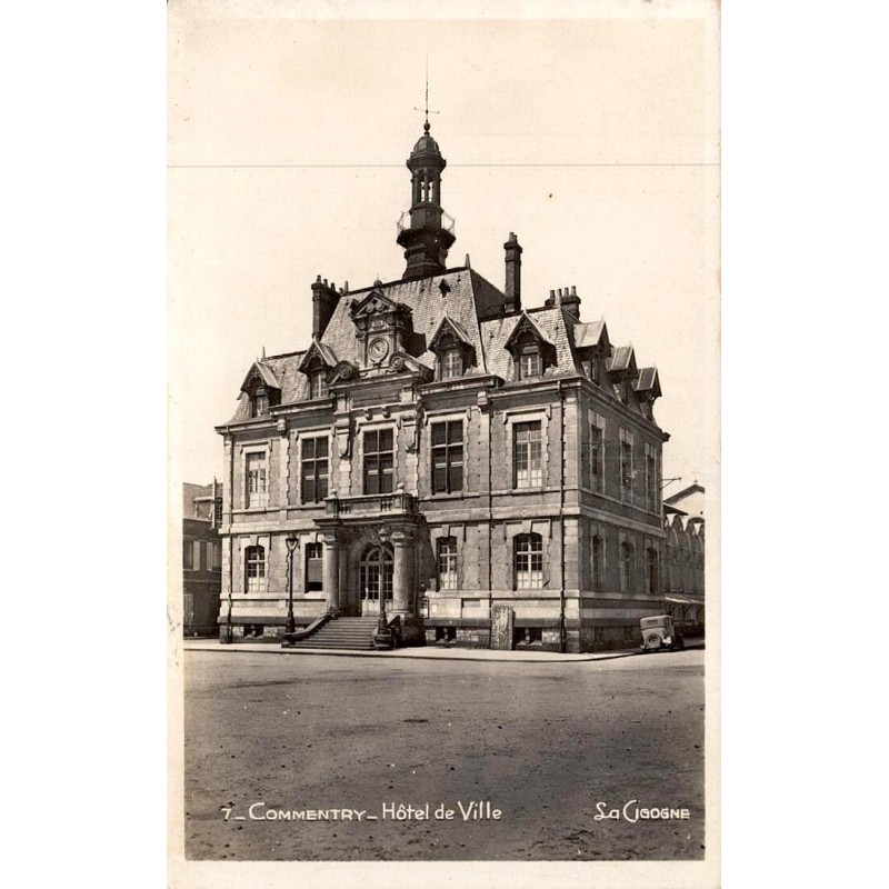 CPSM Commentry Hôtel de Ville dans l'Allier, vue ancienne du bâtiment municipal