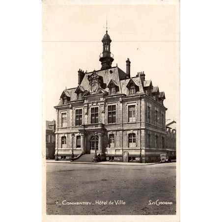 CPSM Commentry Hôtel de Ville dans l'Allier, vue ancienne du bâtiment municipal