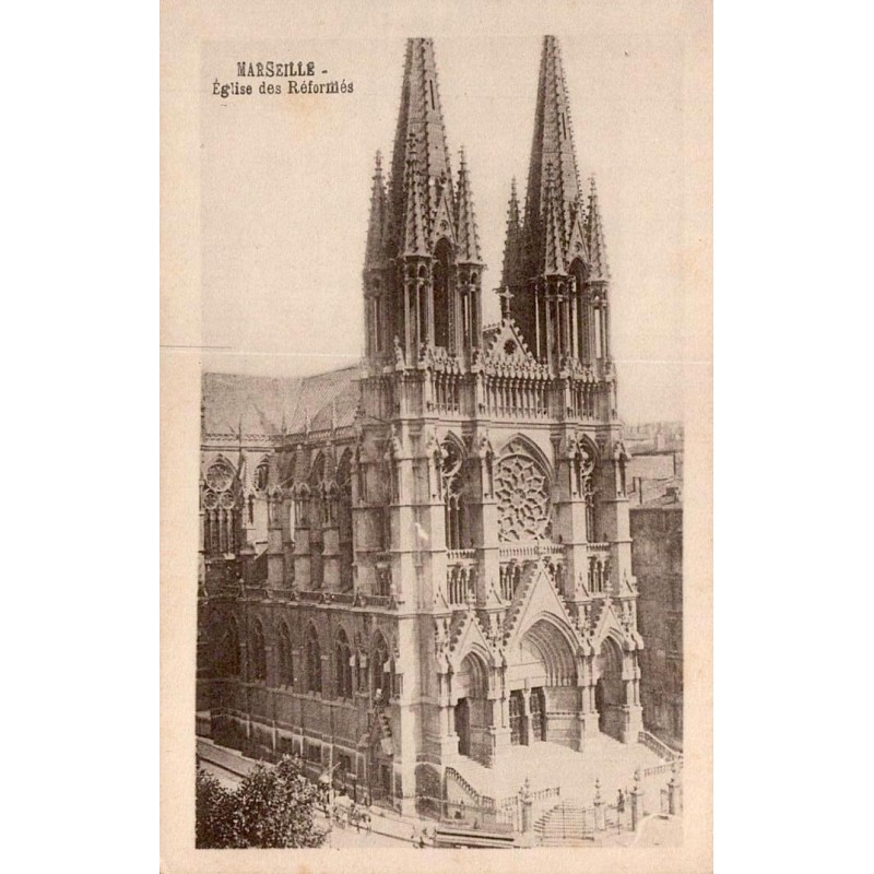 CPSM Marseille Église des Réformés, façade néogothique et deux clochers