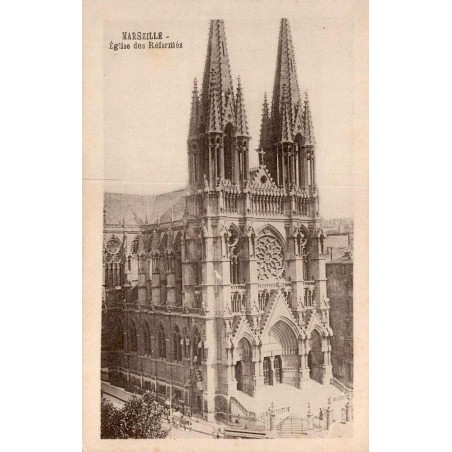 CPSM Marseille Église des Réformés, façade néogothique et deux clochers