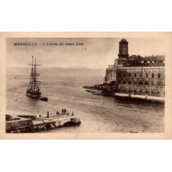 CPSM Marseille entrée du Vieux-Port avec voilier et fort Saint-Jean