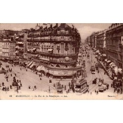 CPA Marseille rue de la République avec tramways, passants et Cinématographe