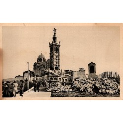 CPSM Marseille Notre-Dame de la Garde avec basilique, clocher et statue de la Bonne Mère