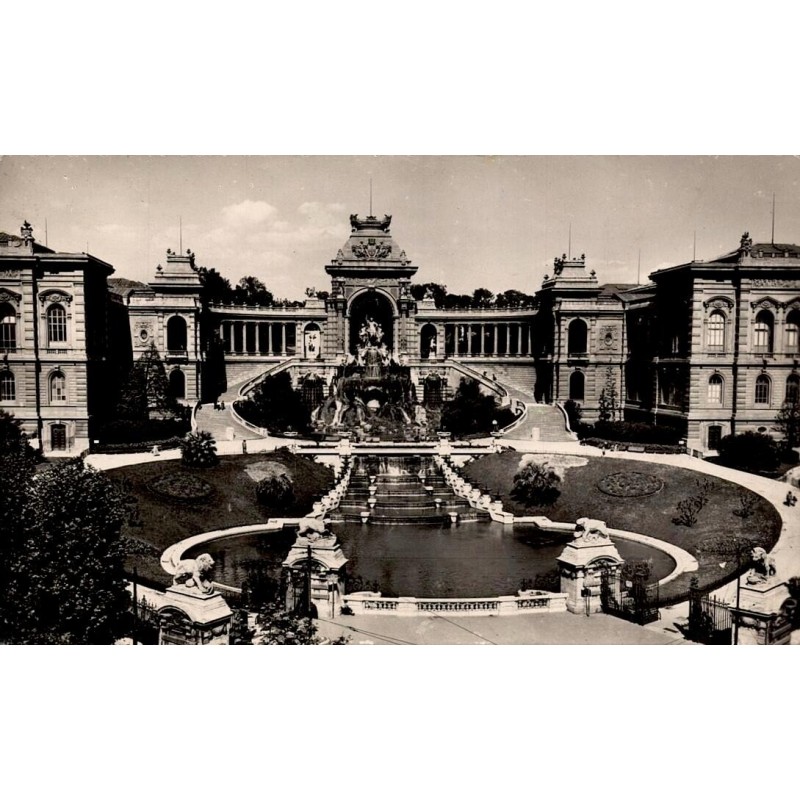 CPSM Marseille Palais Longchamp avec fontaine monumentale, bassins et jardins