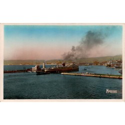 CPSM Marseille phare Sainte-Marie et arrivée d’un navire à vapeur dans le port