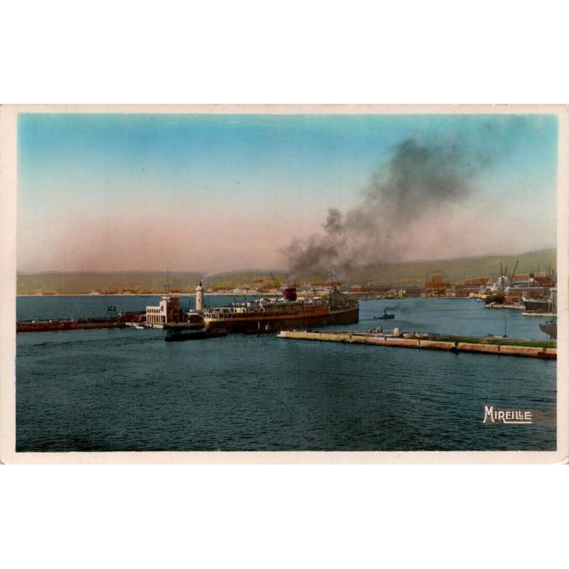 CPSM Marseille phare Sainte-Marie et arrivée d’un navire à vapeur dans le port