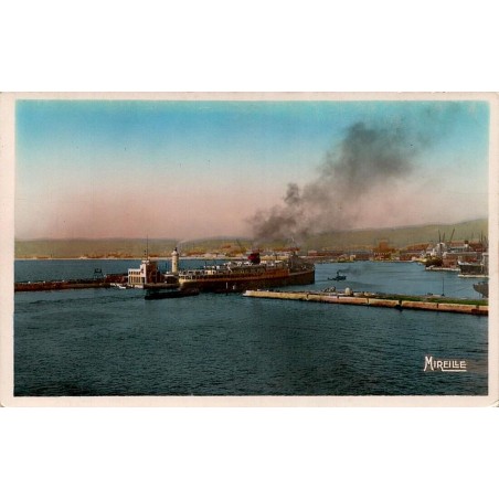 CPSM Marseille phare Sainte-Marie et arrivée d’un navire à vapeur dans le port