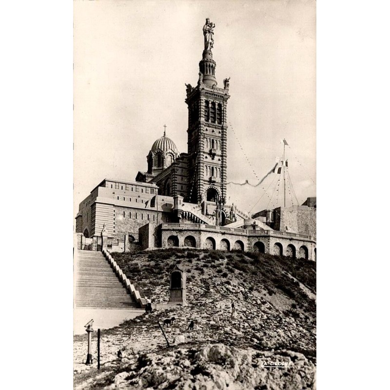 CPSM Marseille basilique Notre-Dame-de-la-Garde et grand escalier, carte circulée en 1962