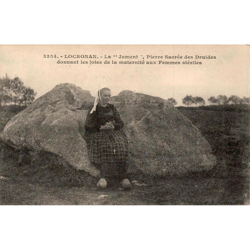 CPA Locronan La Jument pierre sacrée des Druides avec femme en costume breton