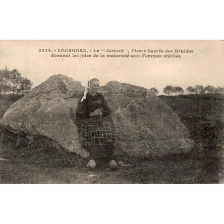 CPA Locronan La Jument pierre sacrée des Druides avec femme en costume breton