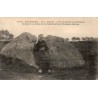 CPA Locronan La Jument pierre sacrée des Druides avec femme en costume breton