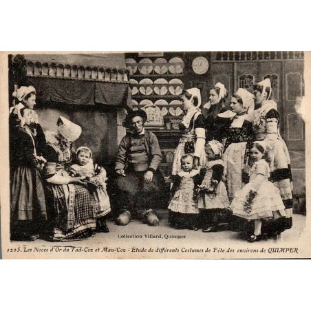 CPA Quimper Noces d’Or du Tad-Coz et Man-Coz avec groupe en costumes bretons