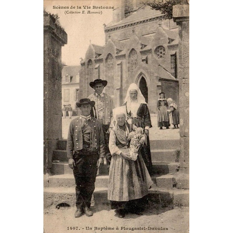 CPA Plougastel-Daoulas baptême avec famille et nourrisson en costumes bretons