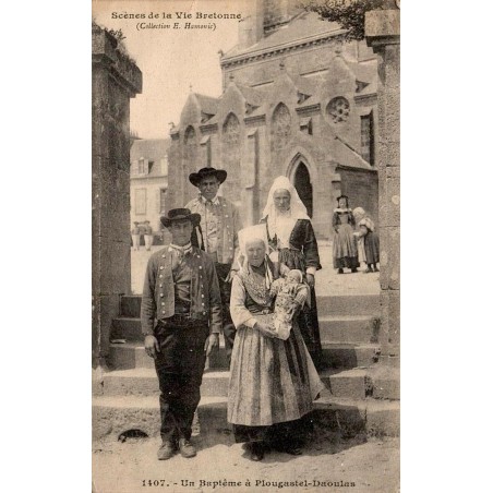 CPA Plougastel-Daoulas baptême avec famille et nourrisson en costumes bretons